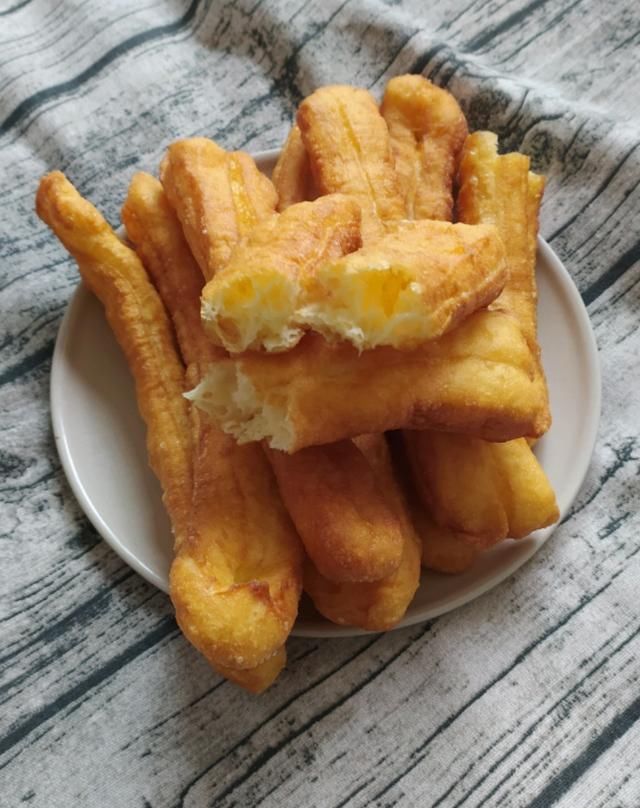  炸油条|做油条，不需使用酵母，用“它”来发酵，松软香脆，油条受欢迎！