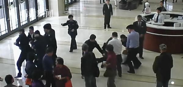 辩称|男子大闹法院还咬伤法警！庭上辩称：我有精神病