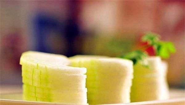 发黄|女生皮肤发黄缺水？吃这4菜4果，皮肤水润白皙，比化妆品还好用！