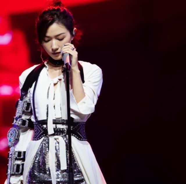  体操|吴昕太惨了！穿露脐装秀腹肌玩“体操”，却又被宁静秒成“小透明”