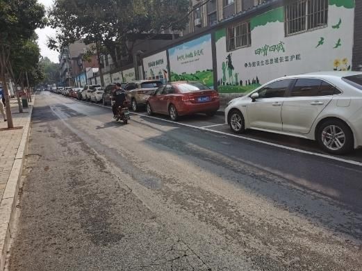 贴单|济南历下83条干道将首试“路长制”，违停随时贴单拍照