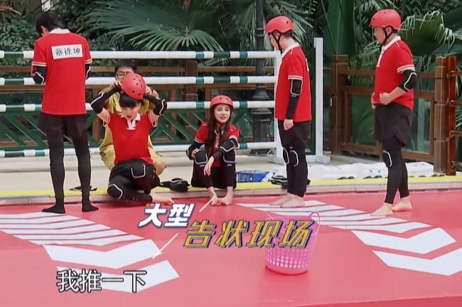  baby|张大大跟baby撒娇，说自己不会游泳，她的反应让人直呼过瘾！