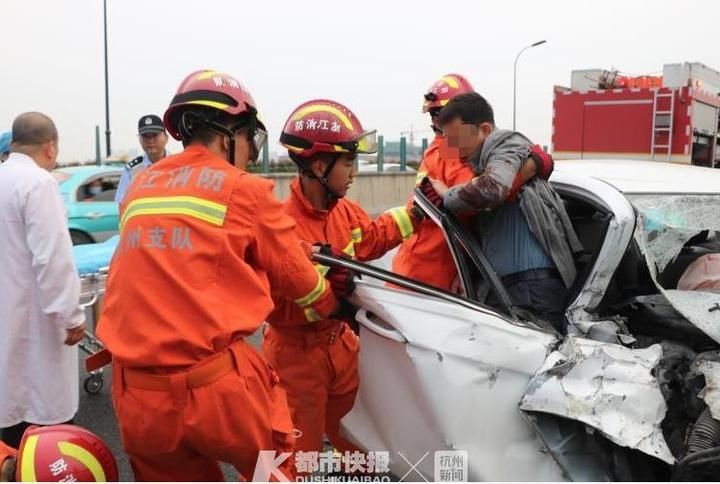  网约|杭州清晨机场高速一网约车突发车祸，一名乘客被困