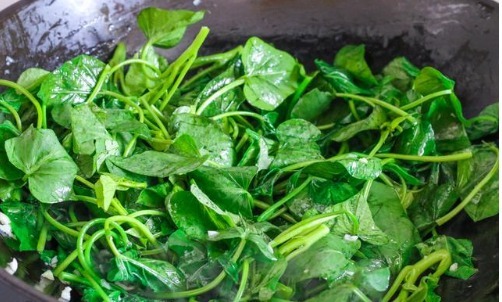 青菜|不管炒啥青菜,牢记1个小妙招,青菜翠绿不发黑,也不出水