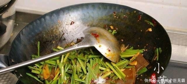 加上|一把韭菜和一块鸭血。如果再加上这一步,鸭血就不会散了