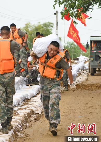 迎战|安徽淮南：抢筑子堤迎战淮河洪峰