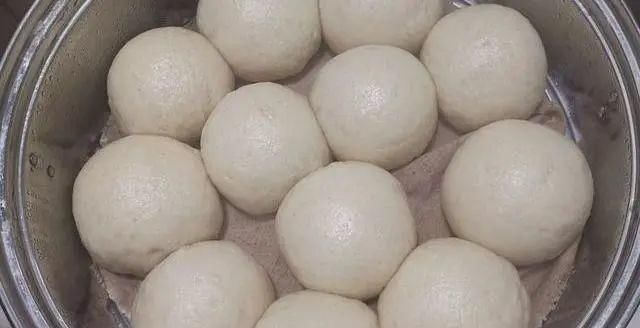 最忌|蒸馒头,最忌和面时直接加酵母,发面慢不均匀,教你正确做法