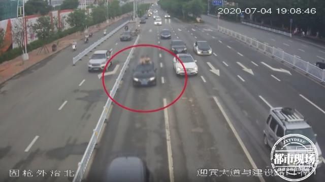  危险|太危险了！2个孩子坐在车顶，父亲竟全然不知