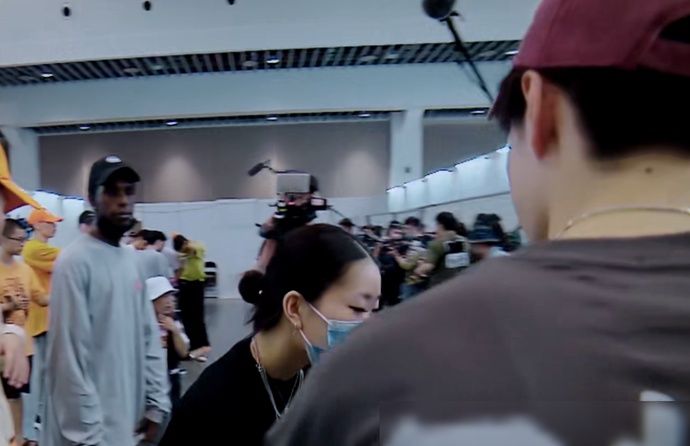  布布|王一博进场牵手大婷，身旁布布一脸懵，网友调侃：终究是错付了