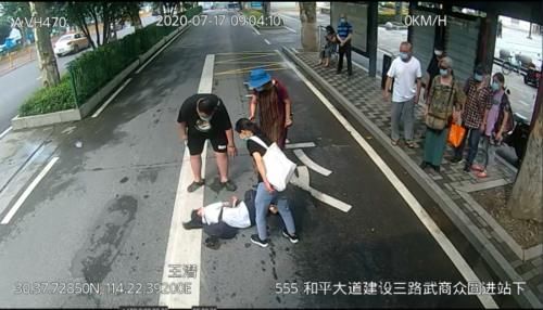  公交555路|女子突然栽倒在公交车前，随车安全员及时报警相助