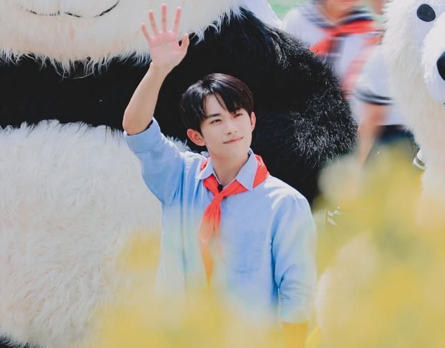  莫名|易烊千玺被玩偶人撞到头，胖虎眼疾手快一把按住，莫名戳中笑点