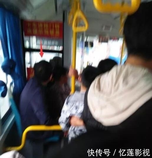 次提醒乘客让座|公交车上,记者四次提醒全车人,竟无人给受伤小男孩让座……