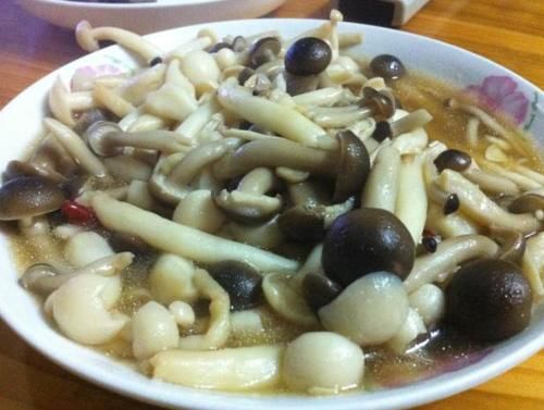  锅中加入适量的食用|鸡鸭鱼肉吃不起，在家做这5道快手素菜，几块钱一大盘，比肉还香