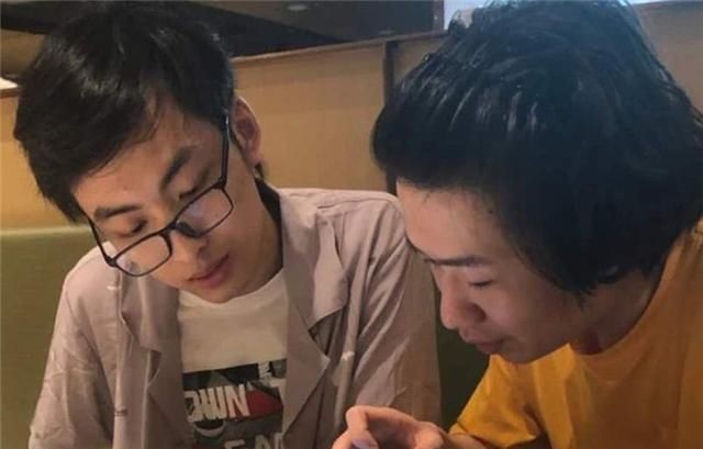 助威|难怪德华气得痛苦面具！赖神家有娇妻助威，瓜妹JK白丝腿吸睛