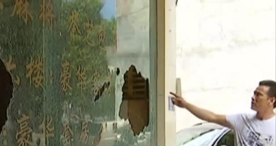 进来|几名未成年打砸酒店，将工作人员砍伤还有枪，老板：进来就砍我