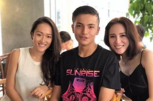  帅气|45岁巴特尔身价千万，55岁娇妻风韵犹存，女儿漂亮儿子帅气