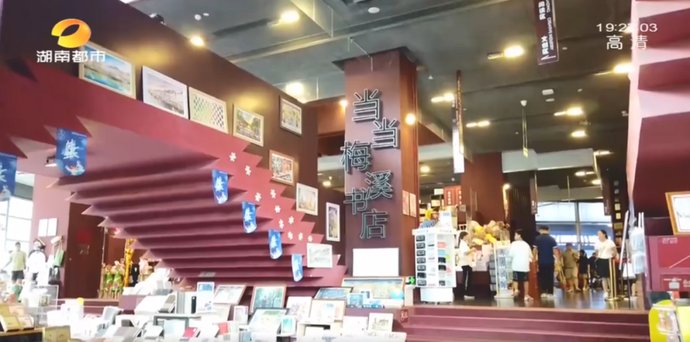 倾力|梅溪湖凭什么？全网都在好奇这个“网红打卡地”：长沙城市“超级中轴”，囊括“世界最大”、多个世界知名设计师倾力制作…好飒！