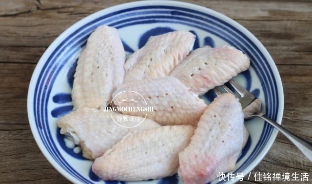 小女孩|跟七岁小女孩学炸鸡翅,注意裹粉步骤,鸡翅表面能起鳞