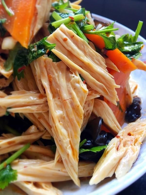  精选|美食精选：白菜猪肉炖宽粉、豆豉鲮鱼油麦菜、凉拌腐竹的做法