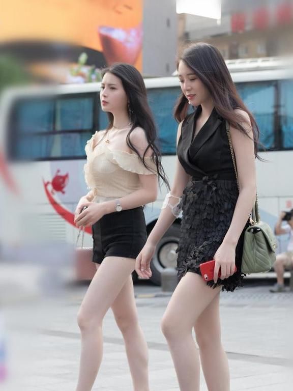 显示|街拍美女，一身绿色蕾丝的连衣裙，显示出自己的大长腿，很有魅力