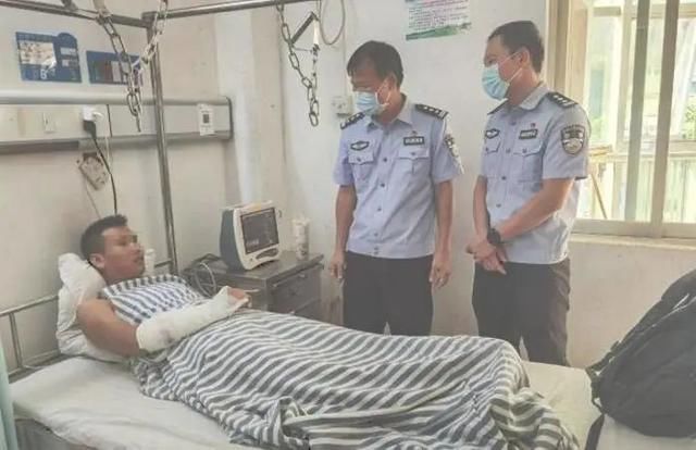 抓捕队员|场面惊险!广西缉毒警与毒贩同时跌落10米陡坡,身体多处受伤仍不放弃抓捕