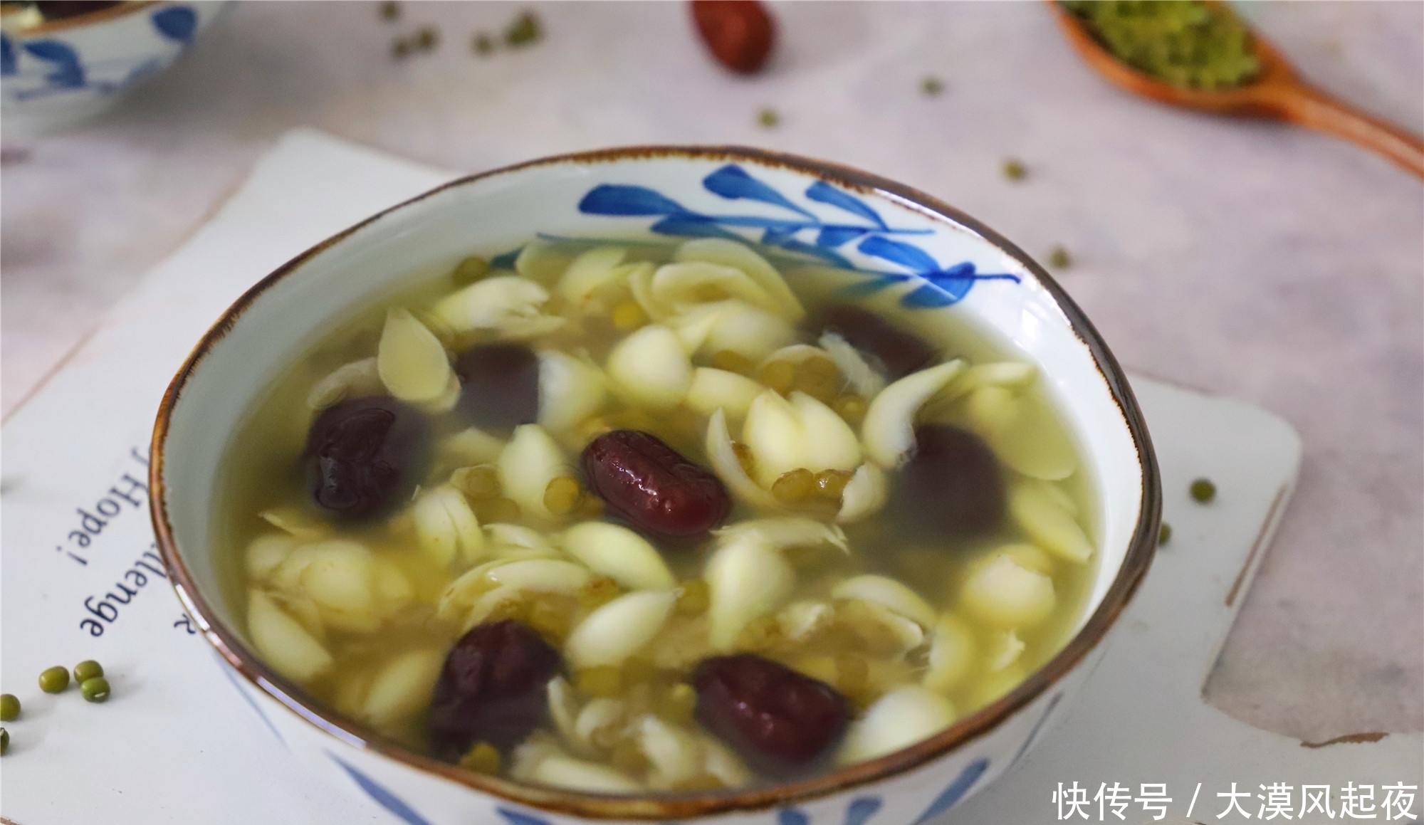 好喝|秋天,百合正当季,加两种食材一起煮,清甜润燥,便宜又好喝