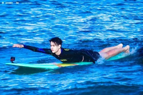  夏日|宝藏综艺《夏日冲浪店》，王一博陪你海上冲浪，只有相爱没有相杀