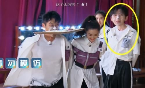 蔡徐坤|蔡徐坤节目上用嘴叼袜子,谁注意他扭头后的小举动嫌不嫌弃太明显