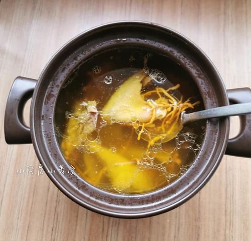  金黄|天冷煲鸡汤，不放山药木耳，就放这食材，汤色金黄，味道鲜得很