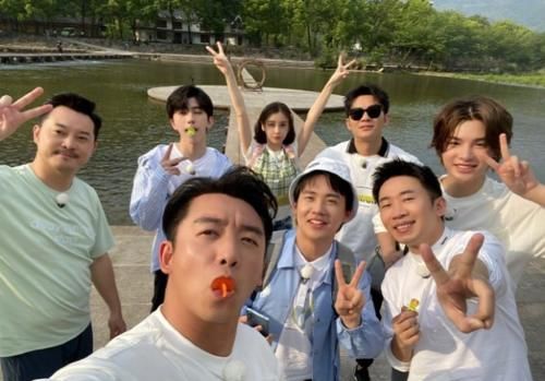  郑恺|蔡徐坤郑恺同时落水，发量却成最大亮点，21岁和34岁的区别