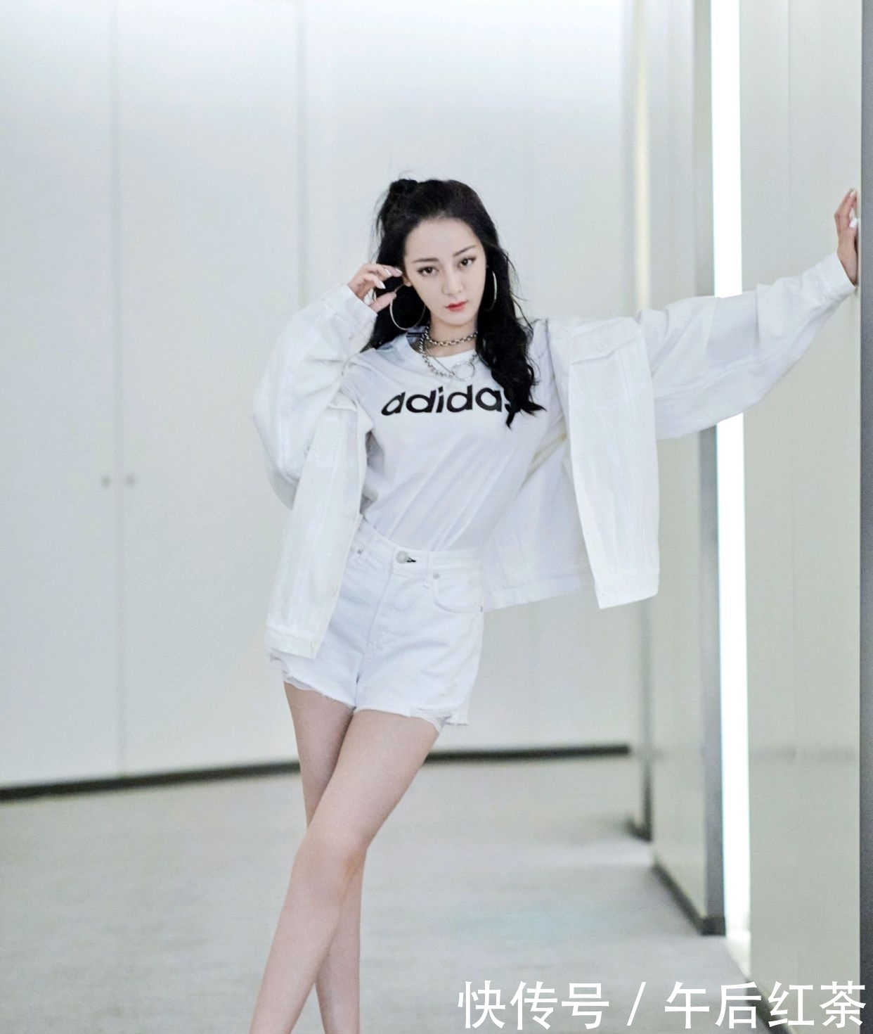 迪丽|迪丽热巴人美又会穿，白色工装配白色热裤，轻松秀出“漫画腿”