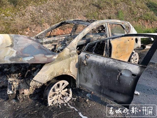  剩车|曲陆高速小车起火，黑烟滚滚！片刻烧得只剩车骨架……
