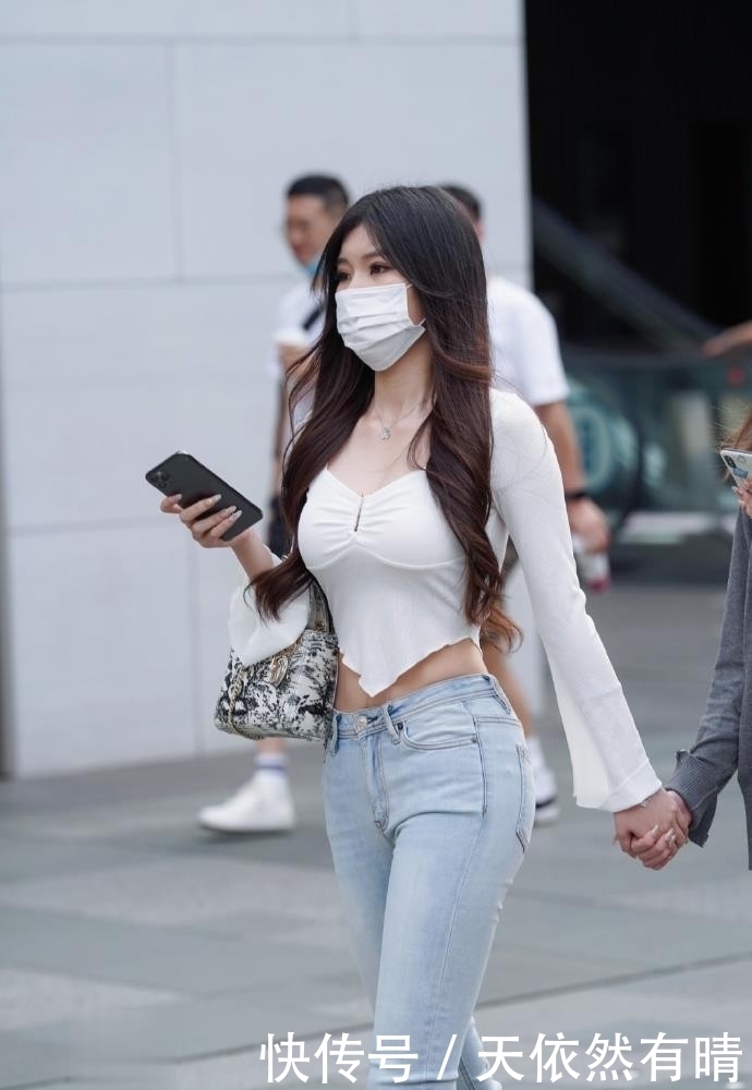 个性|她的上衣看起来很有个性!