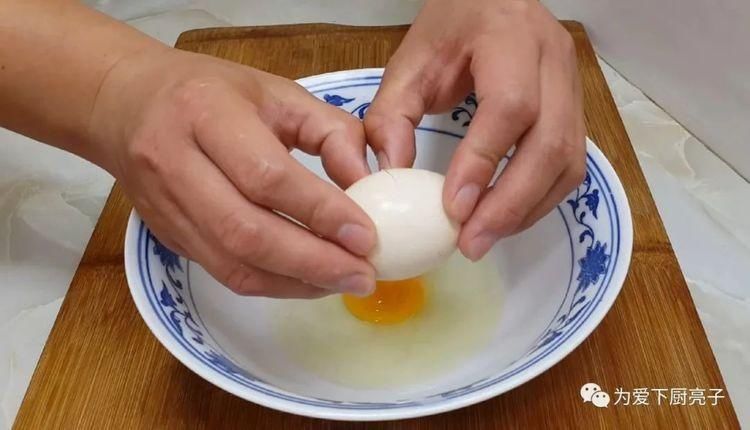  简单|油条这做法才简单，切一切炸一炸，个个焦脆又香甜，学会能开店了