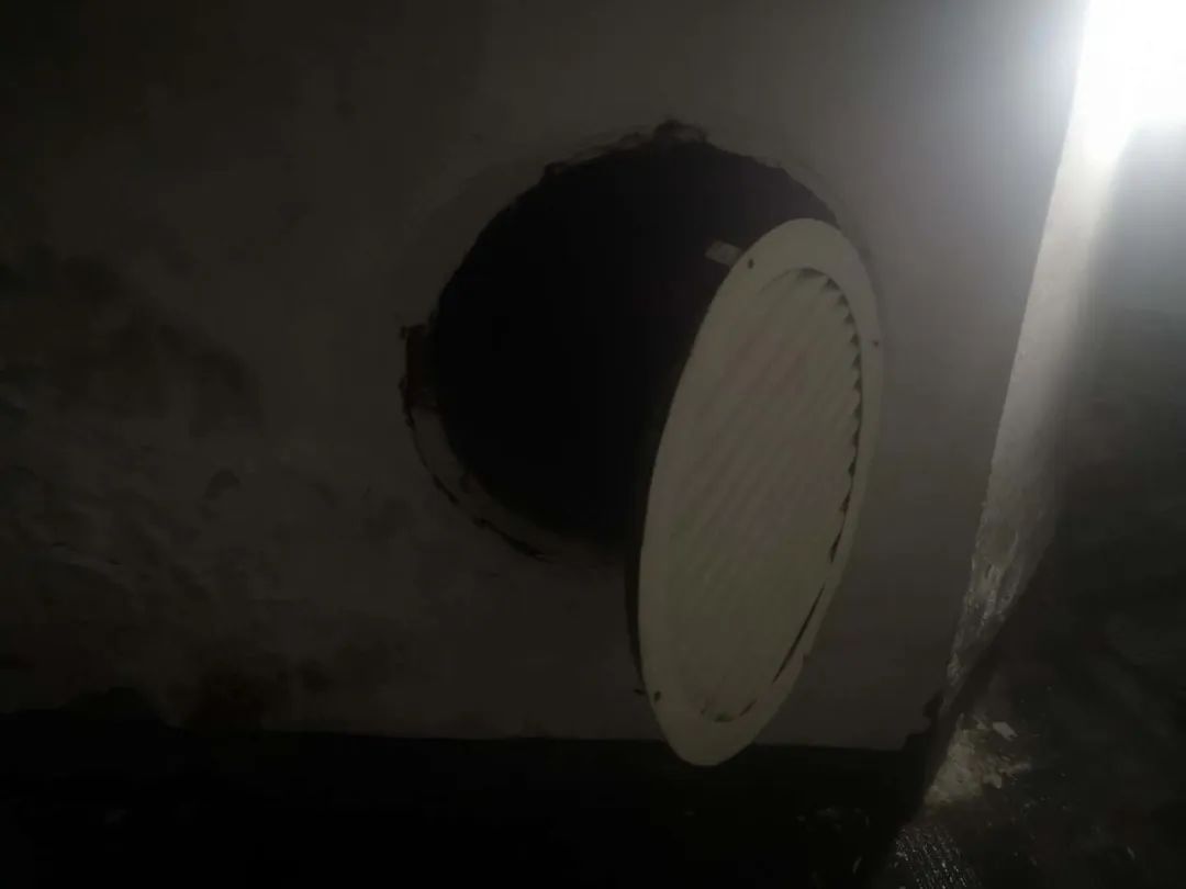  嚎啕大哭|探访杭州失踪女子住所：家属蹲在化粪池井盖旁嚎啕大哭