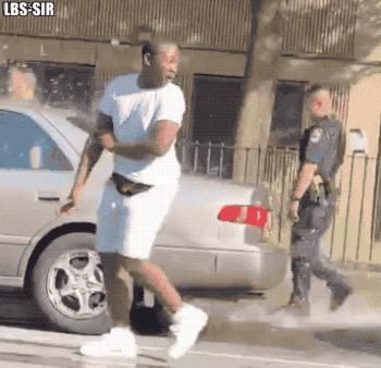 宋某|真硬核：向民警扔水桶，刑拘！