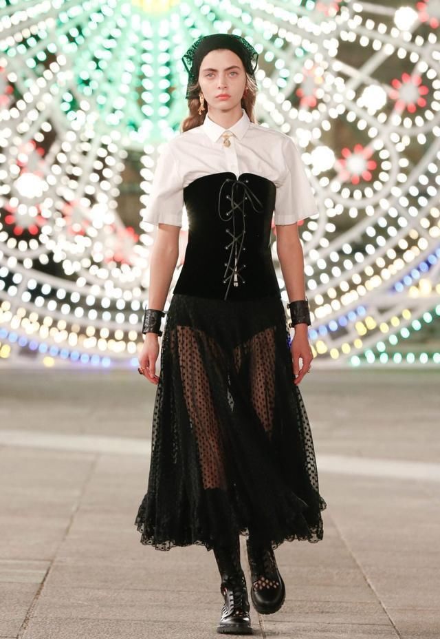  探索|泡泡袖、蛋糕裙、创意丹宁……探索2021早春6个时髦单品关键字！