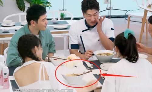  排骨面|《中餐厅》赵丽颖夸张亮排骨面好吃看清碗里剩多少，网友别装了