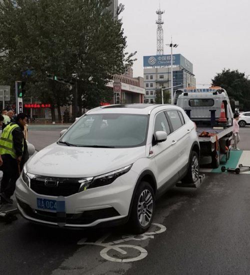 车辆|新区交警集中整治乱停乱放！本月纠正违停3000辆，拖移违停车辆100辆