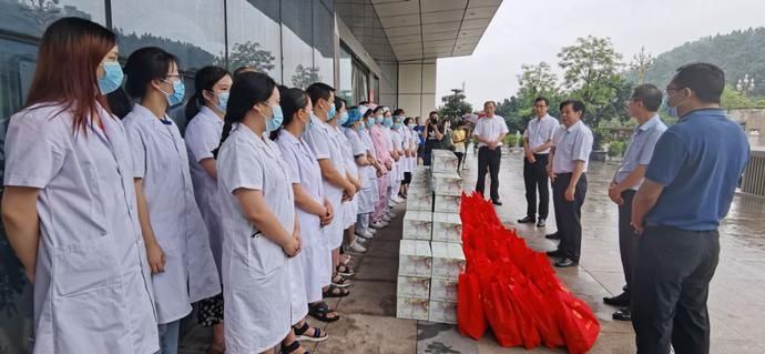  竟然|啥操作？今天下午的南充嘉陵这几个领导竟然给这些人送起了礼物！