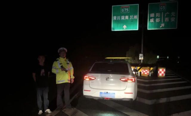  倒车|兰海高速公路罗家沟枢纽路段一辆小轿车正在倒车，被巡逻民警恰好碰上。