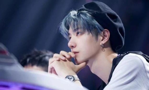  王一博|王一博节目中模仿剧情却写错字，网友调侃：先把书念好！