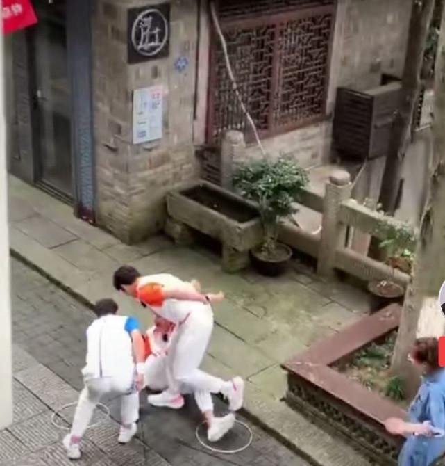  满满的哥哥|杨洋录《元气满满哥哥》摔跤，王彦霖第一时间搀扶，吴昕暖心关怀