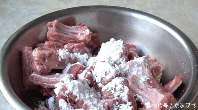 一滴水|排骨最解馋的做法,不加一滴水,软烂又入味,肉香里还夹着米香