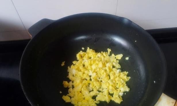  吃法|饺子皮新吃法，卷一卷煎3分钟，又脆又香，我家最近早餐离不开它