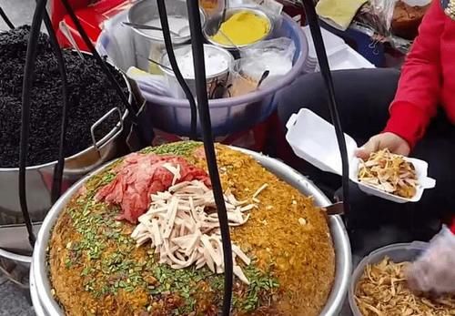  鲜香软|路边摊卖糯米饭太畅销！满满一大锅有肉有菜，糯米鲜香软黏真诱人