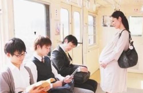 买不起|“车都买不起,凭啥生孩子?”孕妇挤公交被羞辱,谁懂孕妈的心酸