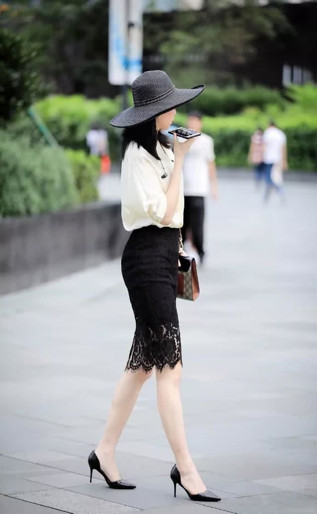 小姐姐|街拍:露肩上衣配短裙,小姐姐身材凹凸有致,女人味十足