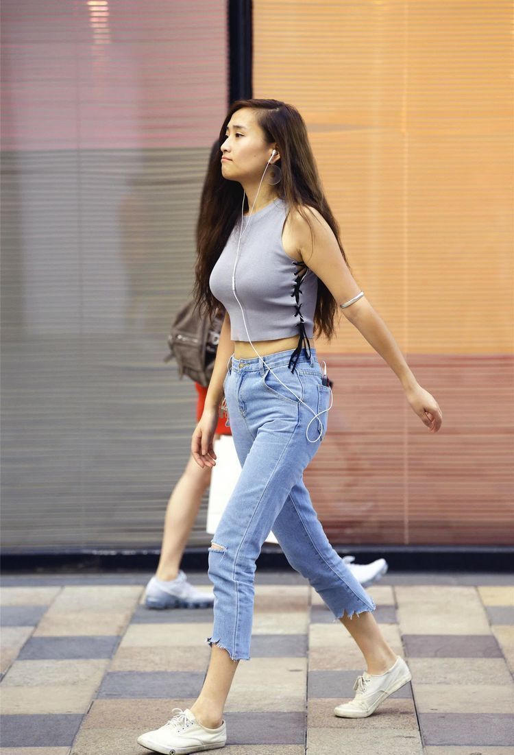 黑色|街拍小姐姐身穿紧身连衣裙,配黑色的小包,看上去是很有气质