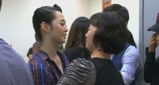 已故|已故韩星雪莉纪录片播出,妈妈前男友再陷网暴漩涡,恶意从未消失